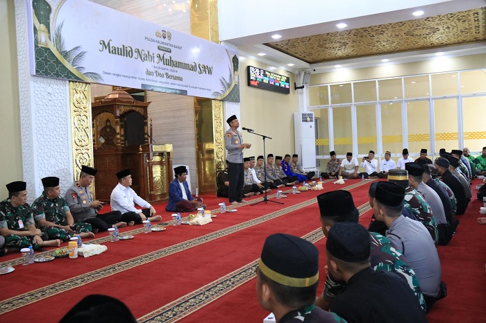 HADIR: Gubernur Kalimantan Barat Ria Norsan menghadiri peringatan Maulid Nabi Muhammad SAW 1447 H/2025 M. Acara penuh khidmat ini digelar di Masjid An-Nur, Polda Kalbar.