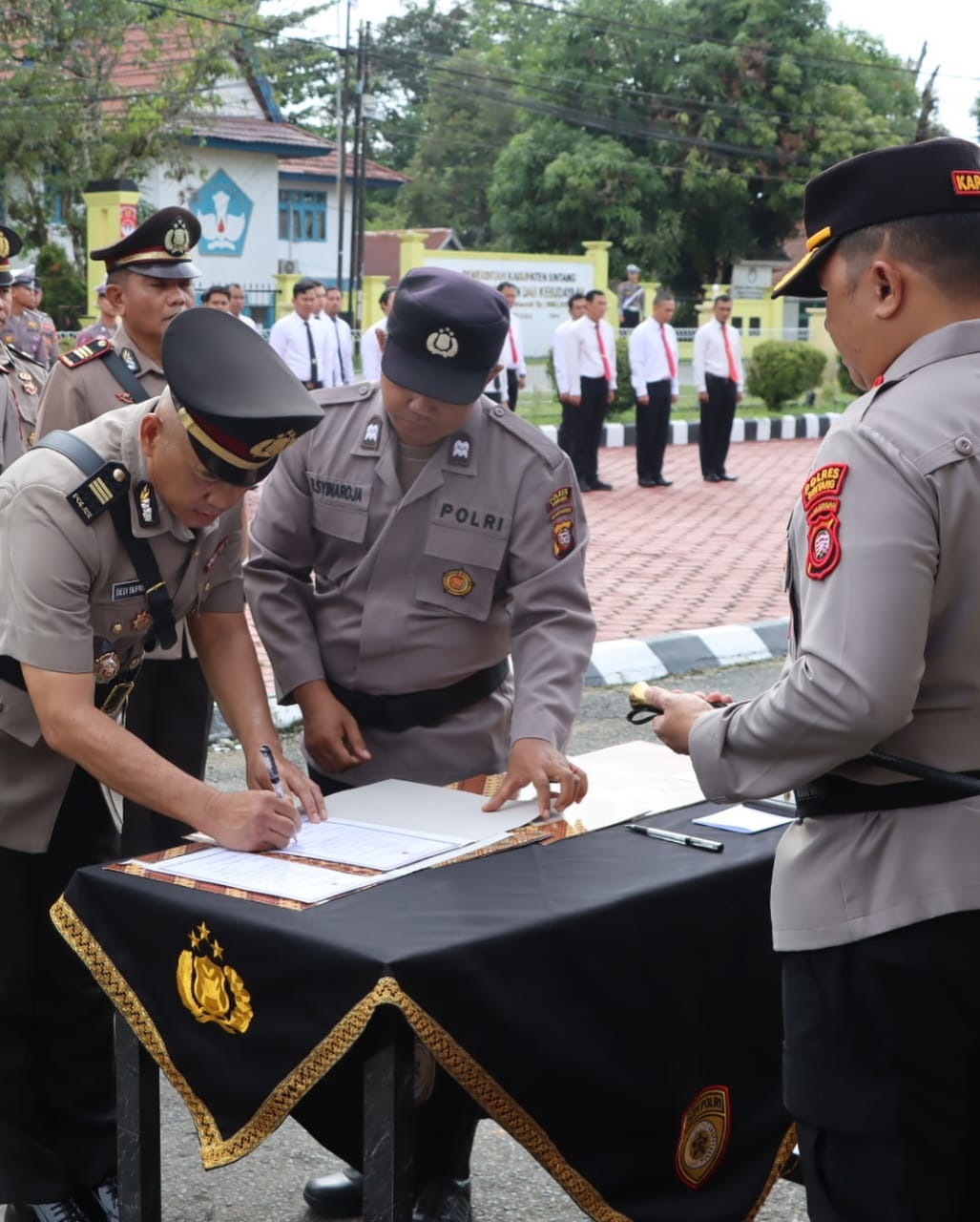 SERTIJAB: Kapolres Sintang, AKBP Sanny Handityo, memimpin serah terima jabatan sejumlah pejabat utama dan kapolsek.