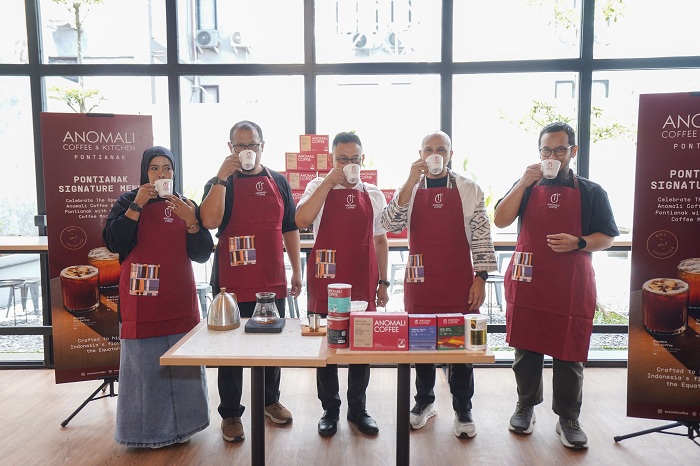 Wali Kota Pontianak, Edi Kamtono (tengah) saat menikmati racikan kopi khas Pontianak Signature Series di Anomali Coffee