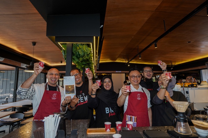 Suasana penuh semangat saat grand opening Anomali Coffee & Kitchen Pontianak.