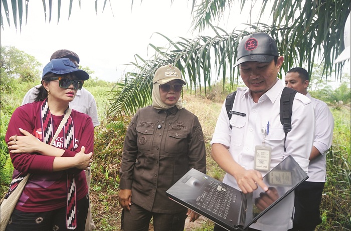 SEKOLAH: Wamen Dikti Saintek Stella meninjau lokasi rencana pembangunan Sekolah Garuda di Mempawah.