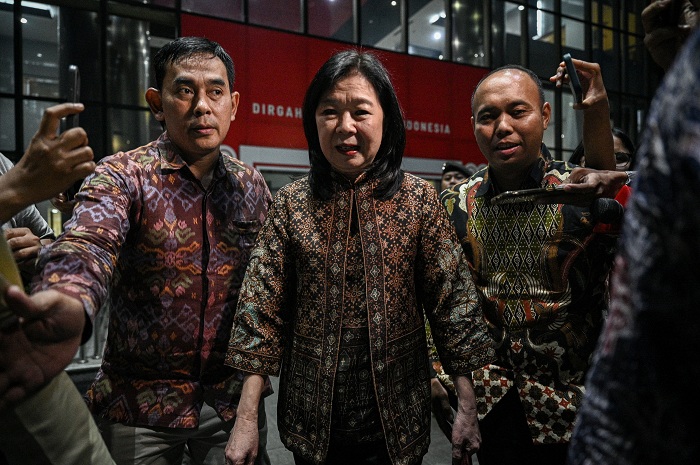 Deputi Gubernur Bank Indonesia Filianingsih Hendarta (tengah) berjalan usai menjalani pemeriksaan di Gedung Merah Putih KPK, Jakarta, Kamis (11/9/2025). Filianingsih Hendarta diperiksa sebagai saksi dalam kasus dugaan korupsi penyaluran dana tanggung jawa