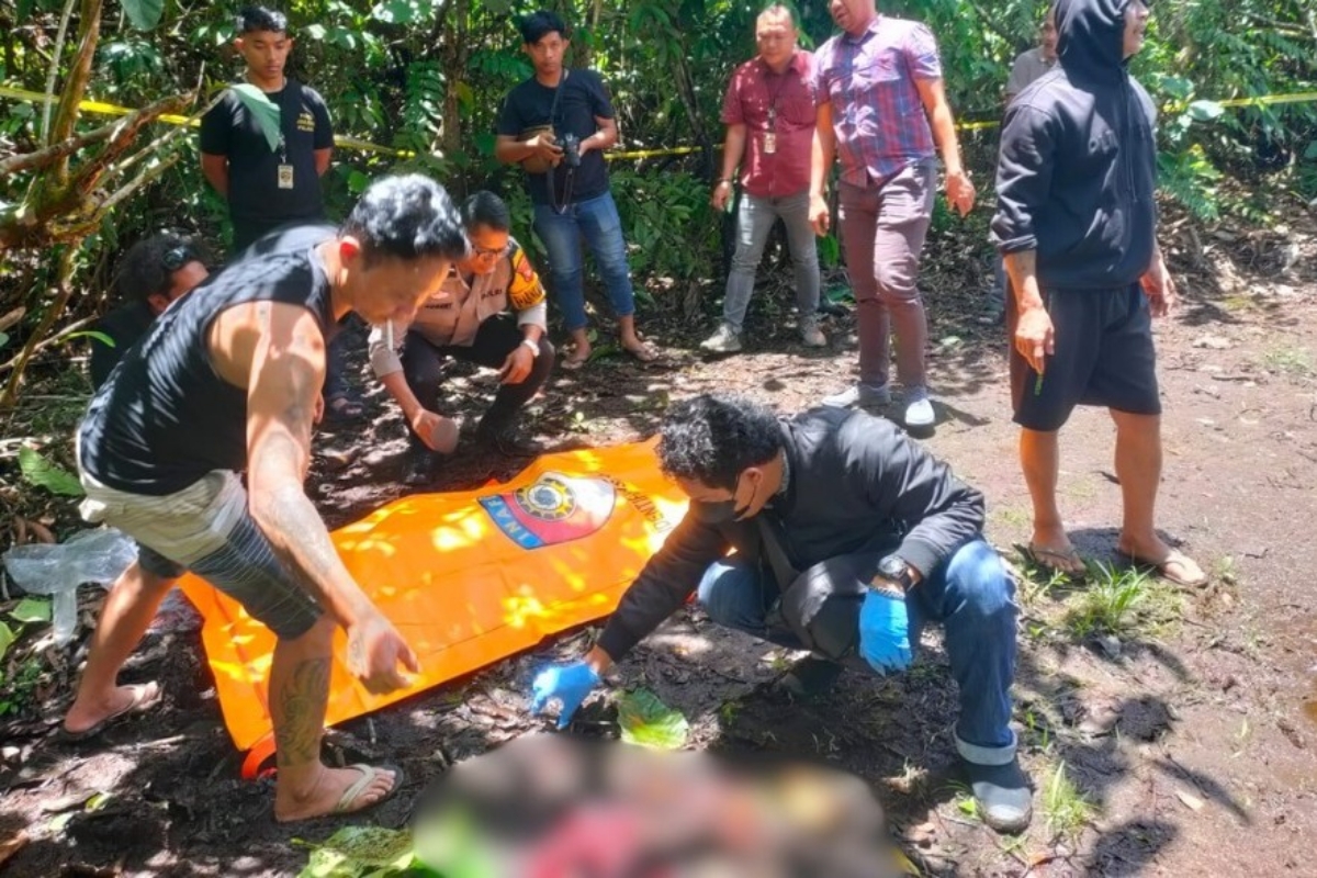 Polisi mengevakuasi korban GT dari TKP pada Jumat (12/9).
