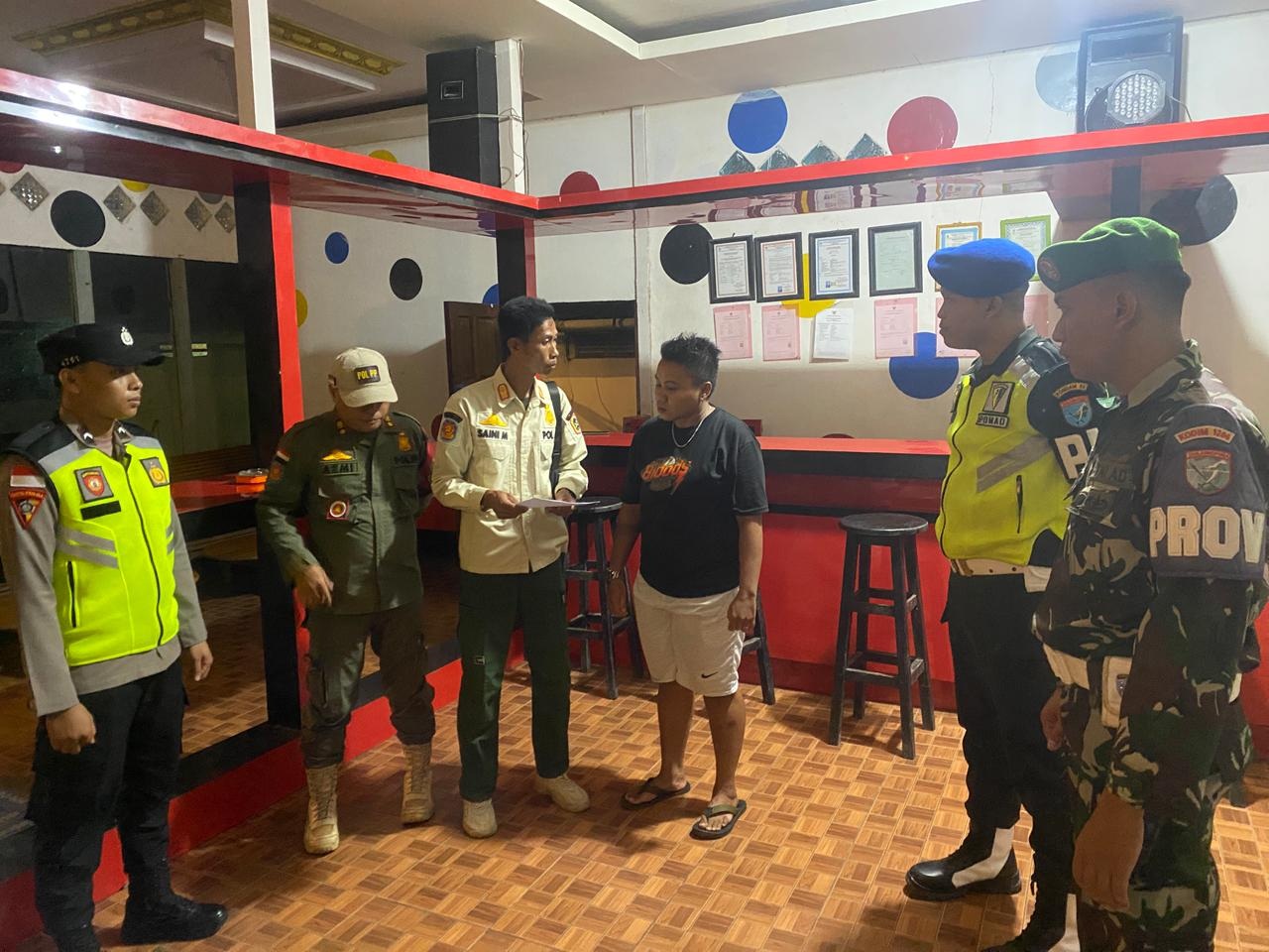 MTQ : Sosialisasi dan imbauan dilakukan TNI Polri dan Sat Pol PP Kapuas Hulu terhadap Cafe menjelang MTQ Kalbar.