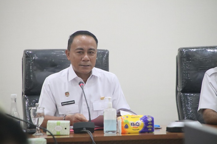 PIMPIN RAPAT: Wakil Gubernur Kalimantan Barat, Krisantus Kurniawan saat memimpin Rakor Pembahasan Hasil Pertemuan di Bengkayang dan Hasil Sampling Sungai Sambas Besar.