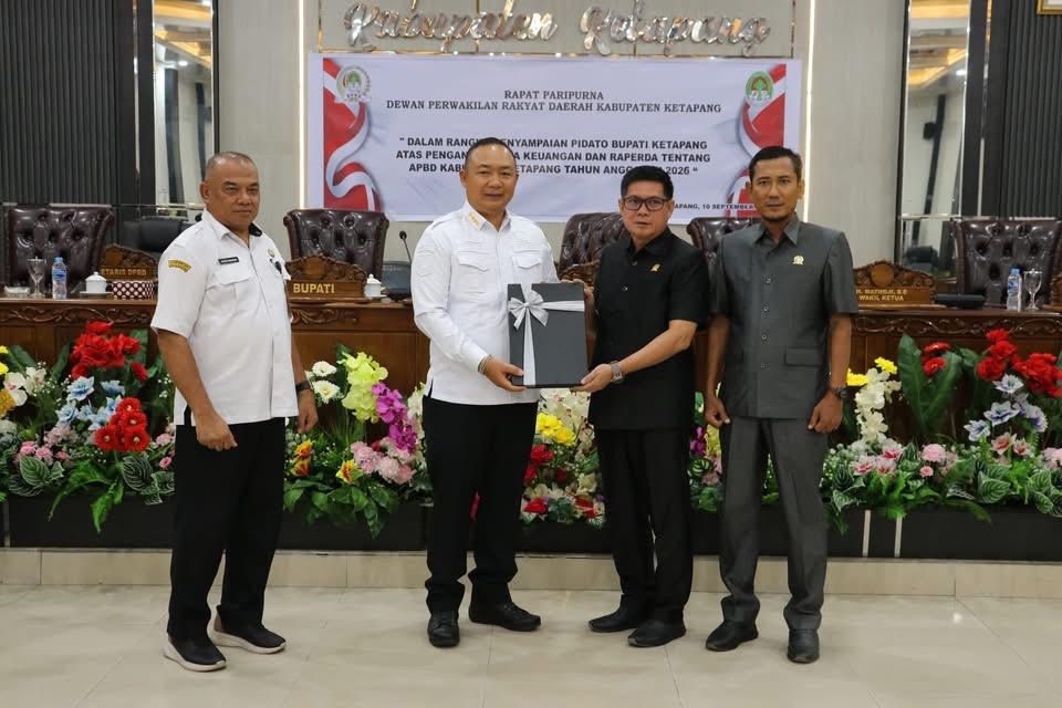 APBD : Bupati Ketapang, Alexander Wilyo, menyerahkan nota keuangan dan Raperda APBD Ketapang 2026 kepada Wakil Ketua DPRD Ketapang, Syaidianur, Rabu (10/9).