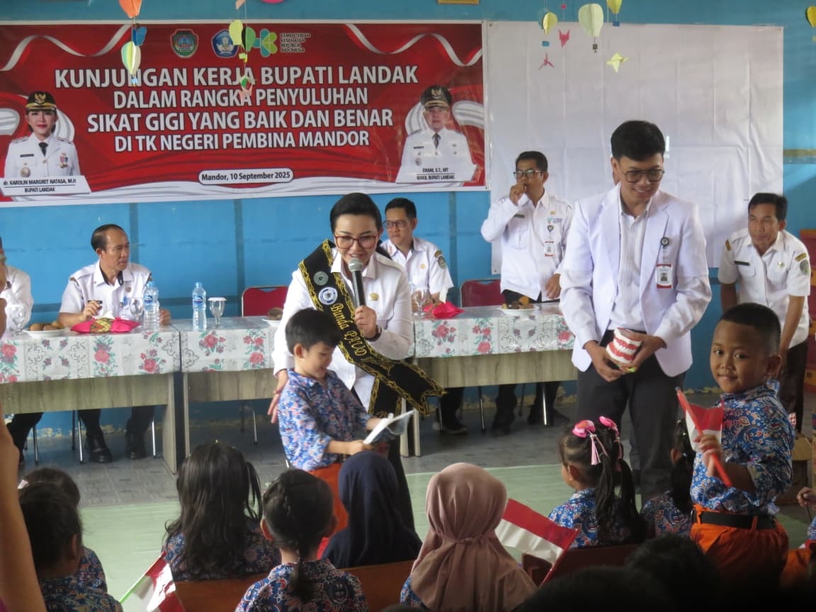 GPM : Bupati Landak Karolin Margret Natasa saat mengunjungi sekolah dan membuka Gerakan Pangan Murah (GPM)  di Kecamatan Mandor.