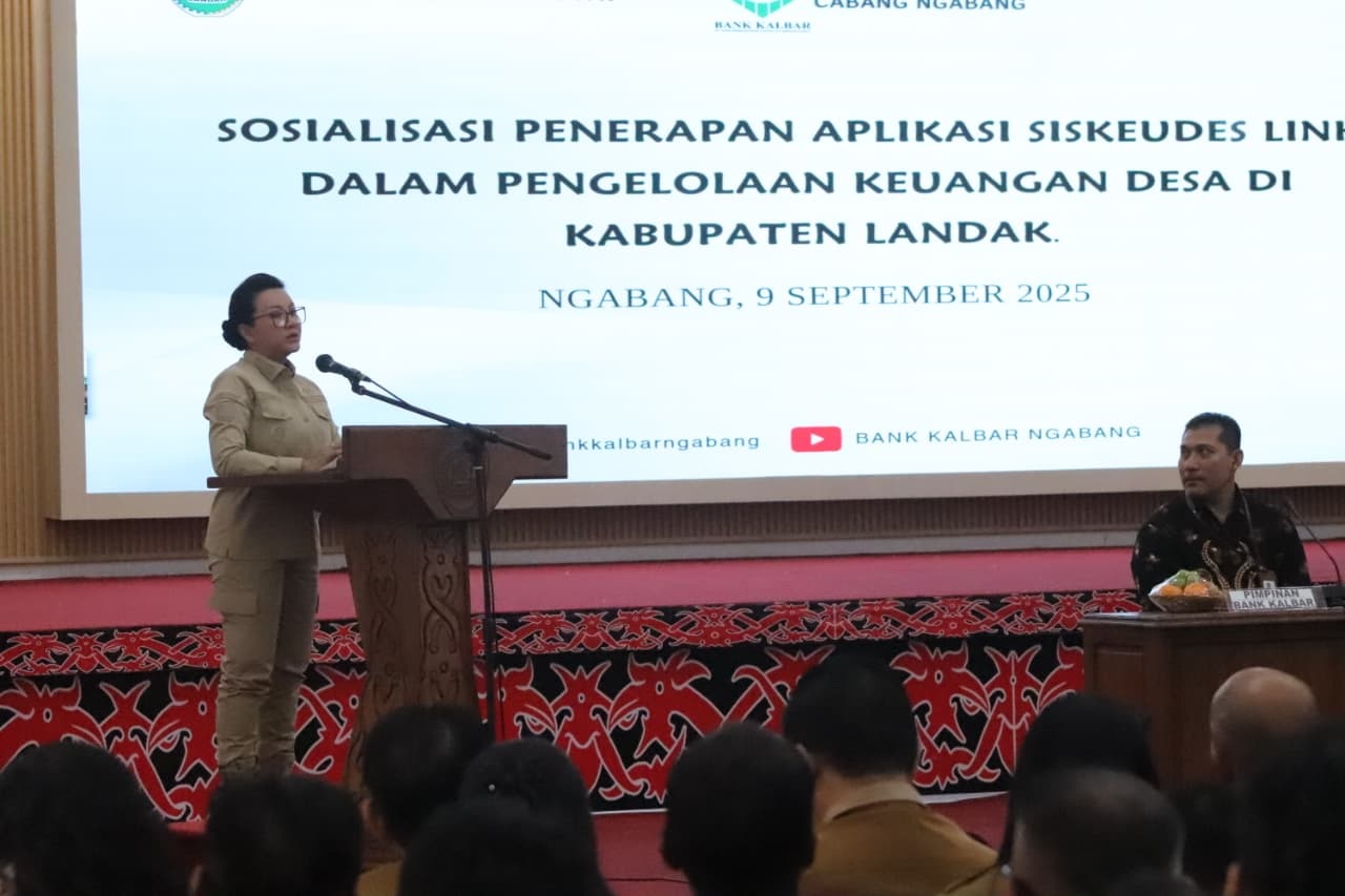 SISKEUDES : Bupati Landak Karolin Margret Natasa saat melakukan sosialisasi aplikasi Siskeudes untuk pengelolaan dana desa di Kantor Bupati Landak.