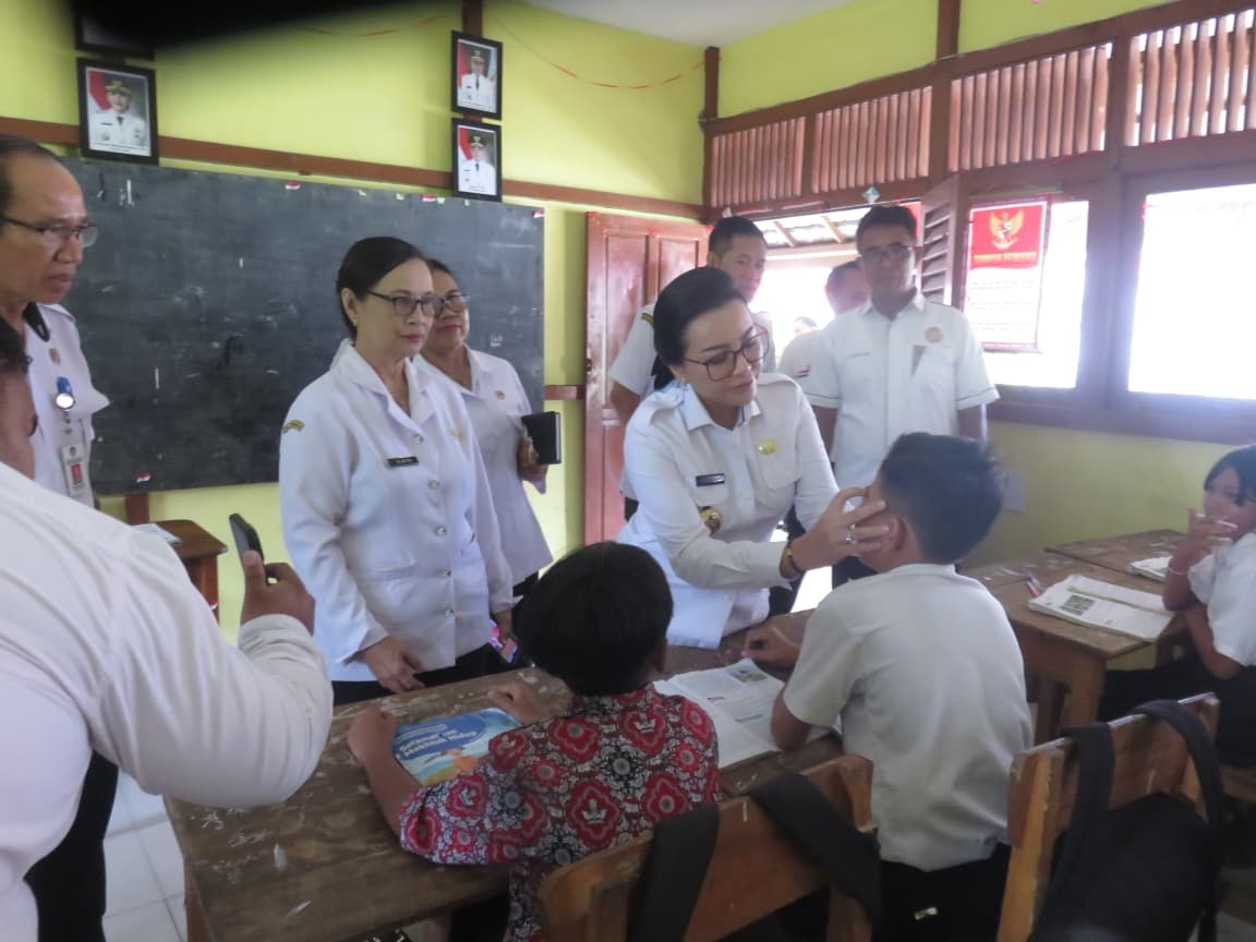 Bupati Kalorin Margret Natasa saat memberikan penyuluhan kesehatan gigi dan mulut bagi siswa SD dan TK di Kecamatan Mandor.