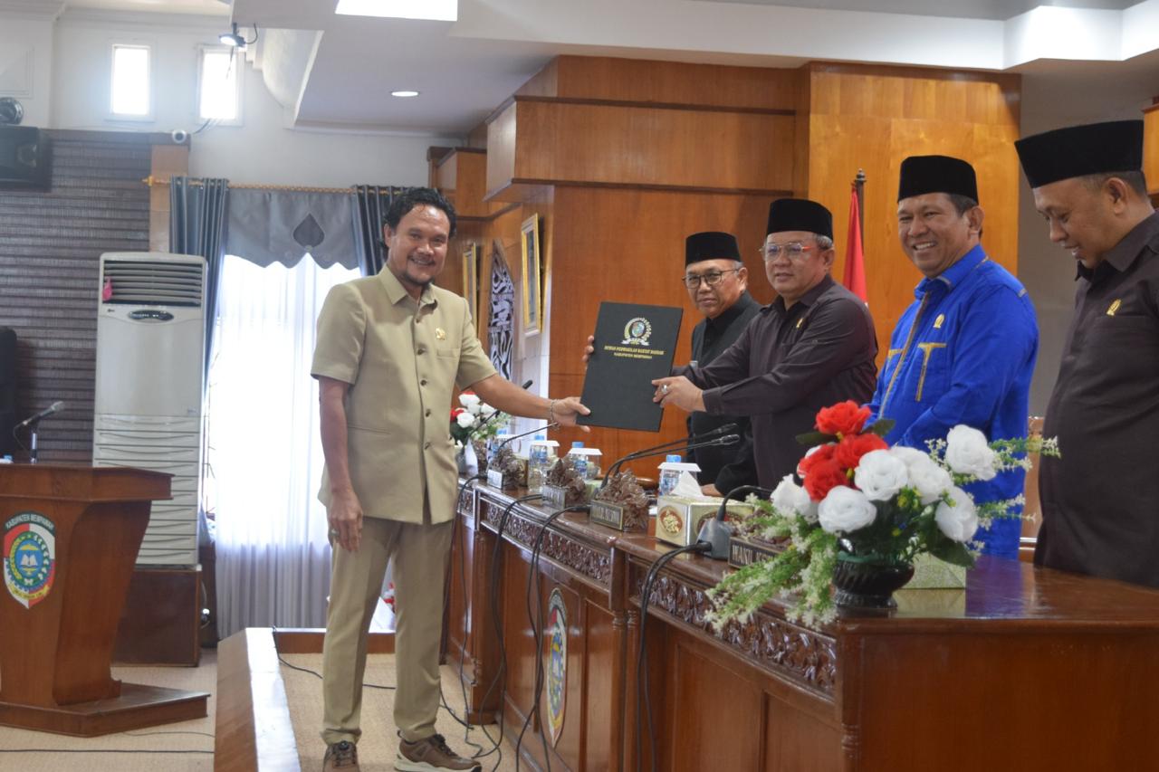 LAPORAN: Juru bicara Fraksi Golkar memberikan laporan tanggapan perubahan APBD 2025.