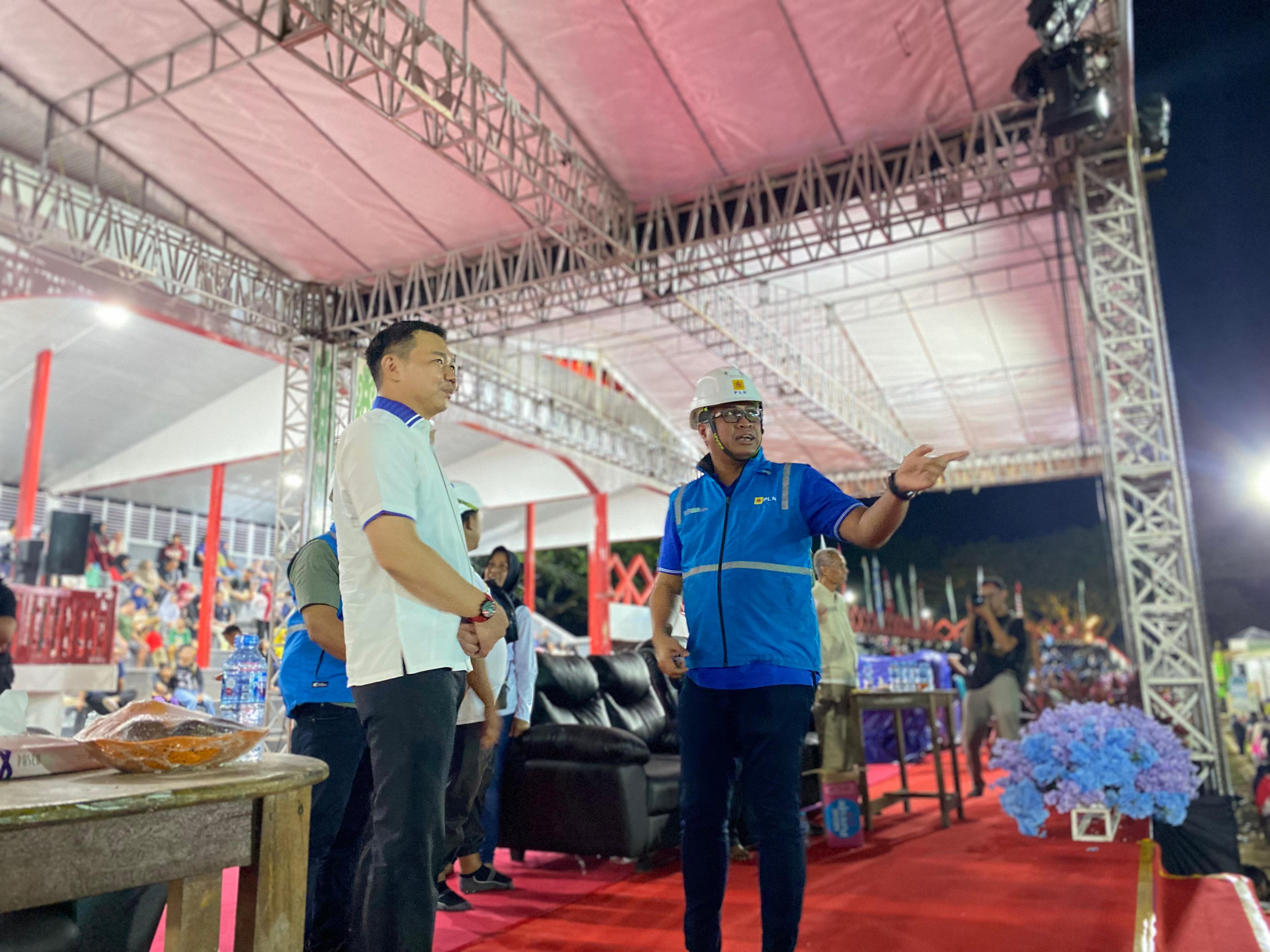 Manager PLN UP3 Sanggau, Hendy Gita Wedhatama (kanan) sedang menjelaskan kondisi kelistrikan untuk mendukung kegiatan MTQ tahun 2025 kepada Bupati Kapuas Hulu, Fransiskus Diaan (kiri).