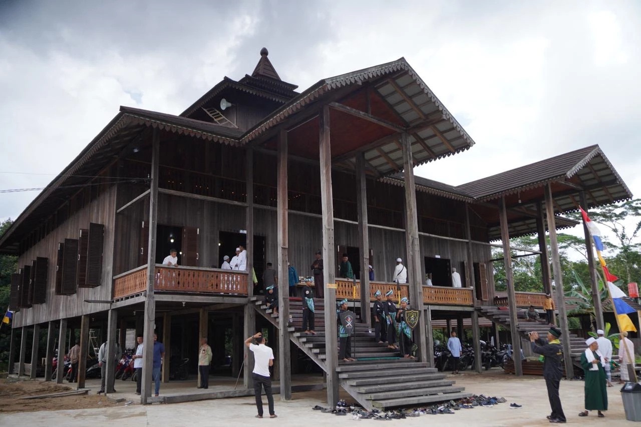 MASJID: Masjid As Syukur memiliki arsitektur khas bernuansa Melayu-Islami. Seluruh bagian bangunannya terbuat dari kayu belian.