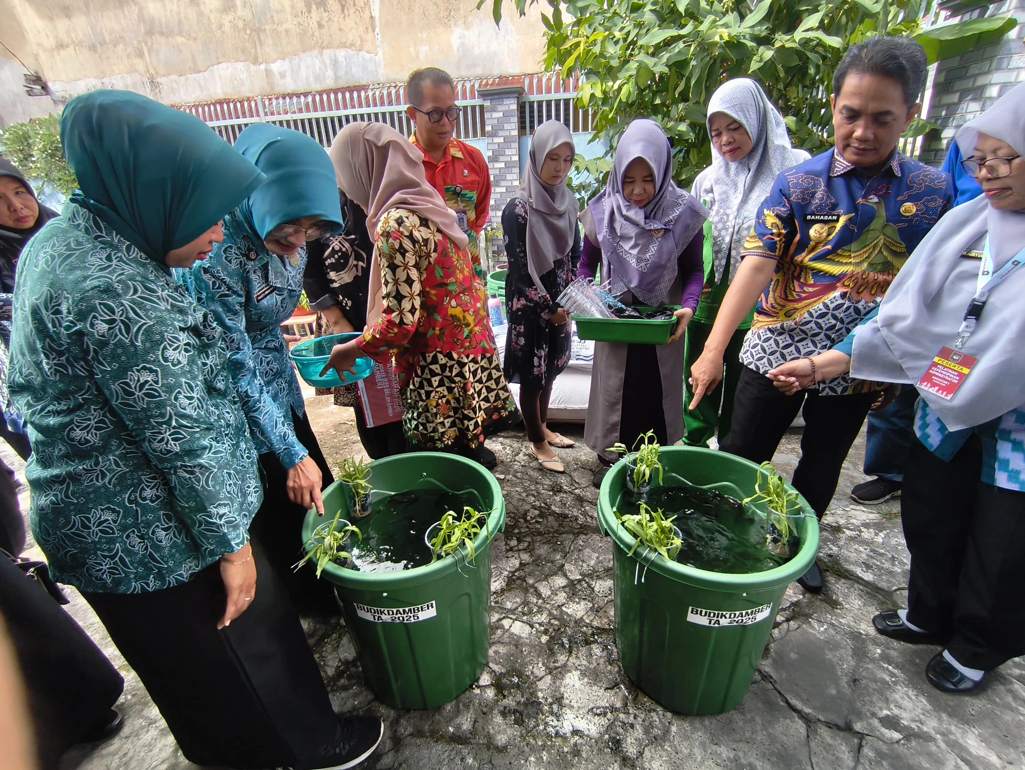 BUDIKDAMBER: Sebanyak 30 Posyandu di Pontianak menerima paket bantuan Budikdamber dari pemerintah kota.