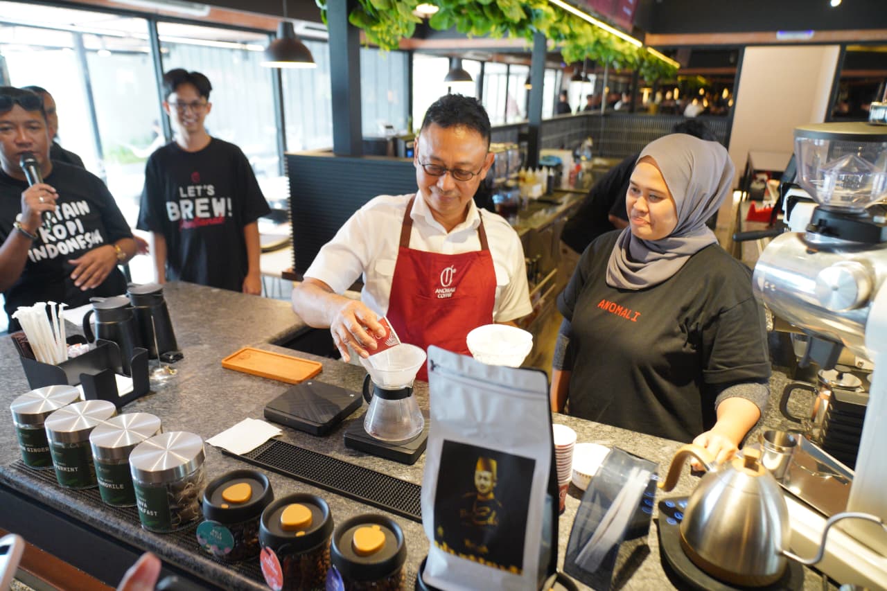KOPI : Wali Kota Pontianak Edi Rusdi Kamtono meracik kopi saat peresmian Anomali Coffee di Jalan Mujahidin, Pontianak Selatan, Jumat (12/9).