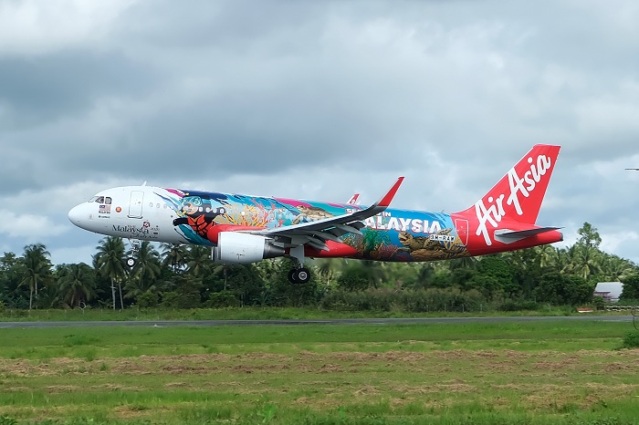 Pesawat AirAsia saat akan mendarat di Bandara Internasional Supadio, Kabupaten Kubu Raya, Kalimantan Barat, Jumat (12/9/2025). Pembukaan rute internasional AirAsia dari Kuching (Sarawak) ke Pontianak menandai kembalinya status Bandara Supadio sebagai band