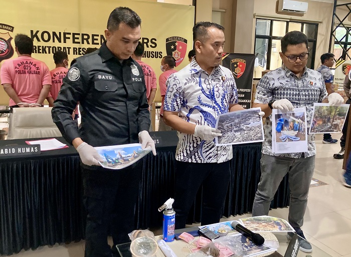 BARANG BUKTI: Diretkrimsus Polda Kalbar menunjukkan barang bukti pengungkapan kasus pertambangan emas tanpa Izin (PETI), kemarin.