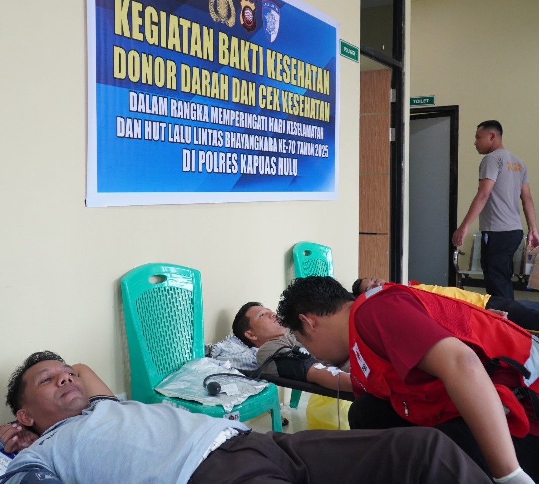 DONOR : Kegiatan sosial donor darah yang digelar Polres Kapuas Hulu dalam rangka HUT Satlantas.