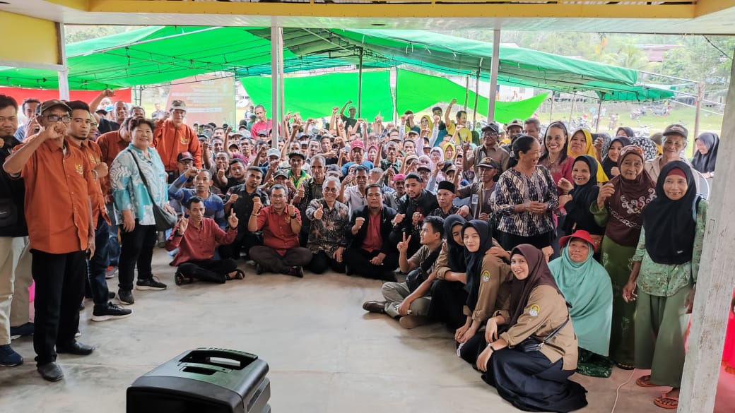 Warga dan perwakilan organisasi berkumpul dalam solidaritas, menunjukkan semangat persatuan dalam memperjuangkan hak bersama.