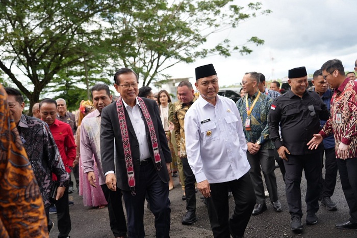 PELEPASAN: Gubernur Kalbar Ria Norsan bersama CEO AirAsia Malaysia Dato&rsquo; Kapten Fareh Mazputra dalam acara pelepasan penerbangan perdana Pontianak&ndash;Kuching di Bandara Supadio, Jumat (12/9).