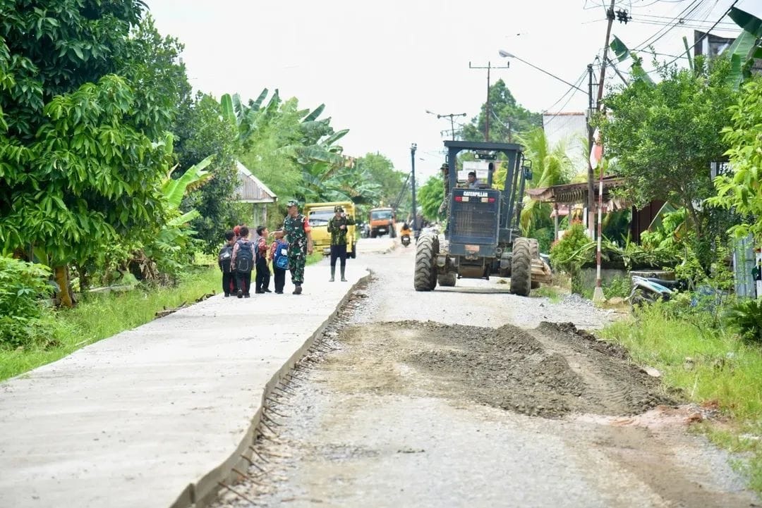 HAMPIR RAMPUNG: Progres pembangunan jalan poros ekonomi Rasau Jaya&ndash;Sungai Bulan yang kini sudah 60 persen rampung. Foto diambil pada Kamis (11/9).
