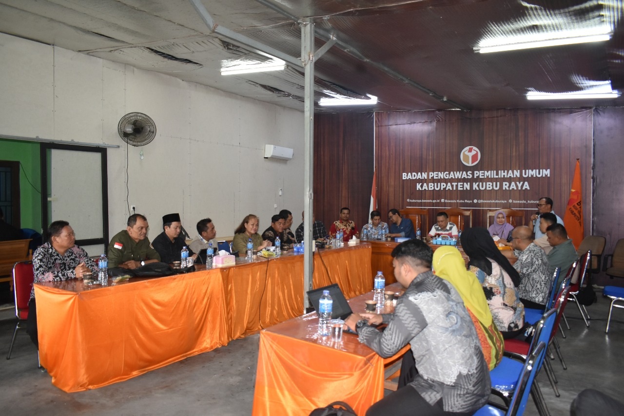 RAKOR: Bawaslu Kalbar menggelar Rakor Evaluasi Pengawasan PDPB 2025 di Kubu Raya untuk memastikan data pemilih valid dan akurat, Jumat (12/9).