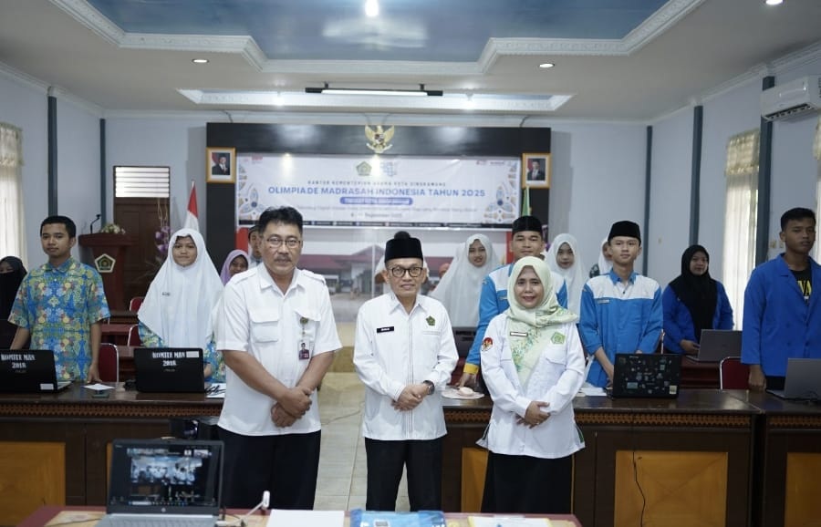 AJANG PRESTASI: Pembukaan Olimpiade Madrasah Indonesia 2025, di Operation Room Kantor Kemenag Singkawang belum lama ini. Sebanyak 253 berkompetisi pada berbagai mata pelajaran selama 9&ndash;11 September 20