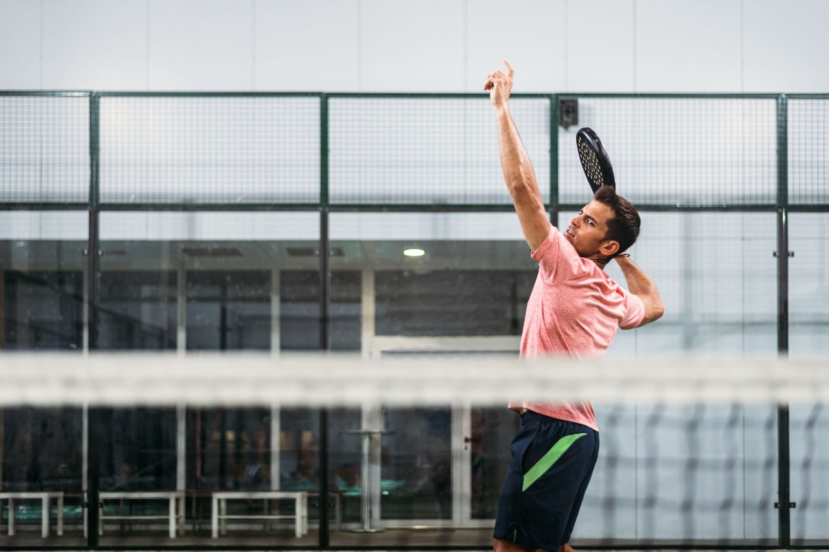 Panduan cara bermain dan strategi olahraga padel bagi pemula.