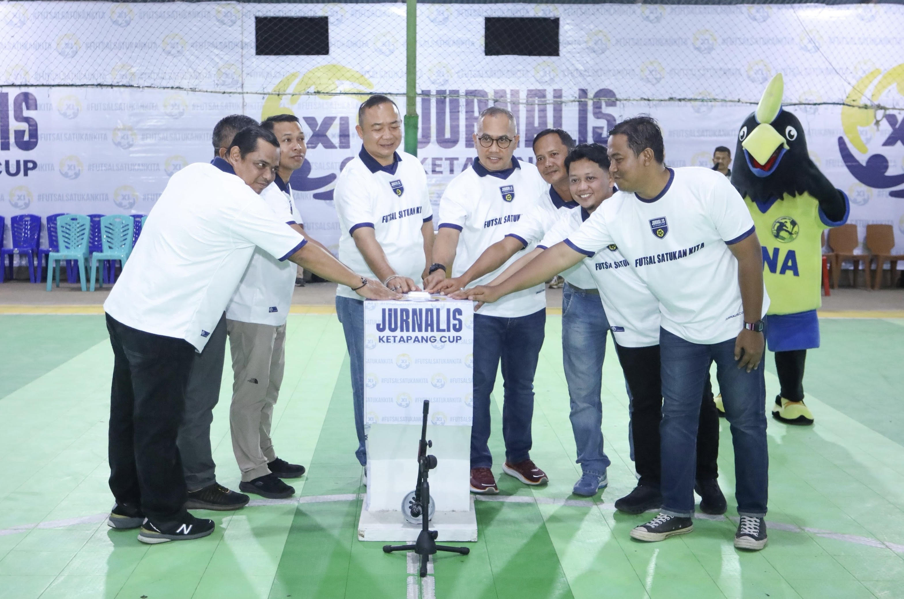 BERGULIR : Bupati Ketapang, Alexander Wilyo, menekan tombol sirine tanda dimulainya JKC seri XI, Kamis (11/9) malam.