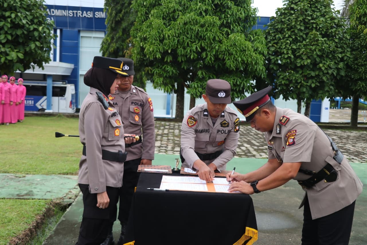 JABATAN : Kapolres Landak AKBP Devi Ariantari saat memimpin upacara serah terima jabatan sejumlah anggota di lingkungan Polres Landak.