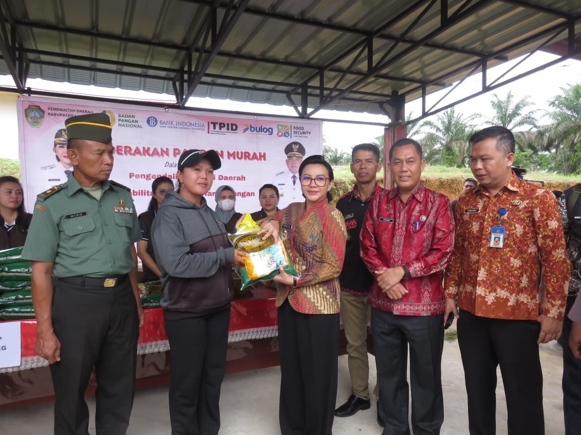 GPM : Bupati Landak Karolin Margret Natasa saat menghadiri Gerakan Pangan Murah (GPM) di Amboyo Utara, Kecamatan Ngabang, Kabupaten Landak.