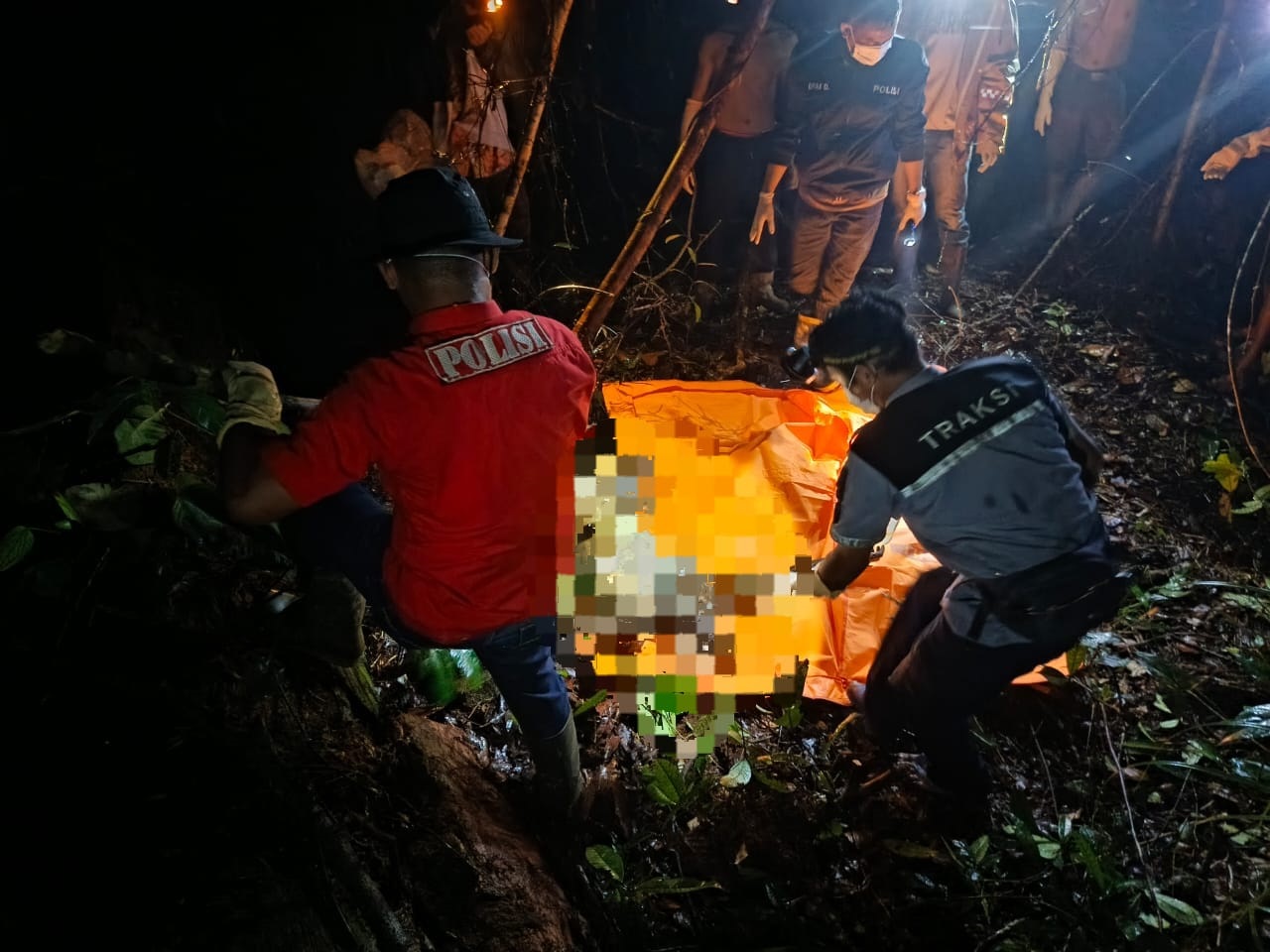 EVAKUASI: Proses evakuasi terhadap jenazah H yang ditemukan di hutan di wilayah Kecamatan Tebas