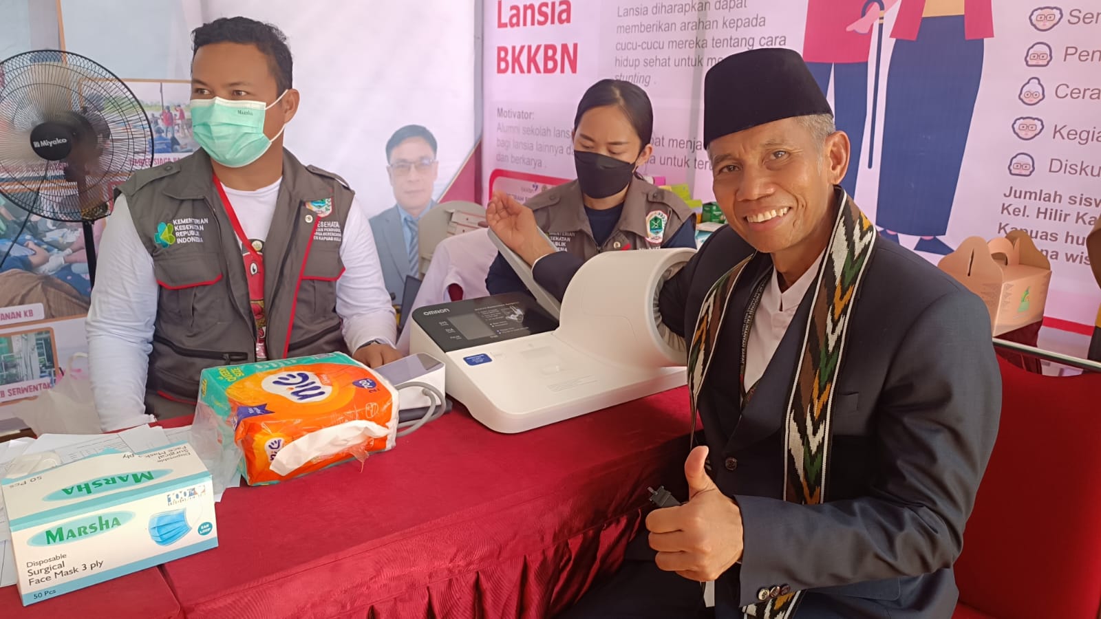 Ketua Umum LPTQ Kalbar, H. Andi Musa menjalani pemeriksaan kesehatan di Pos Kesehatan Dinas Kesehatan Kapuas Hulu.