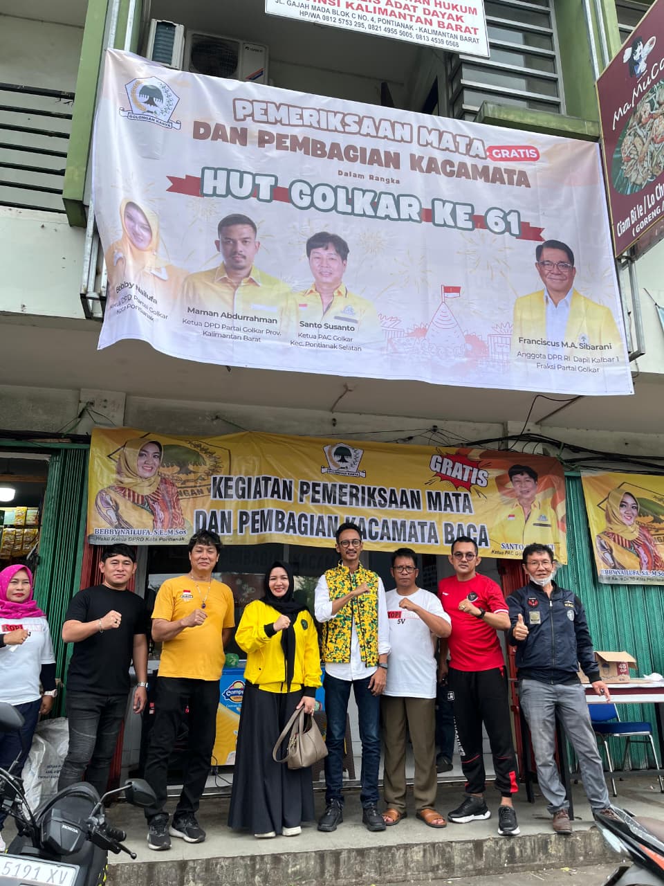 Pemeriksaan mata dan pembagian kacamata gratis dari Franciskus Sibarani dan Partai Golkar Pontianak.