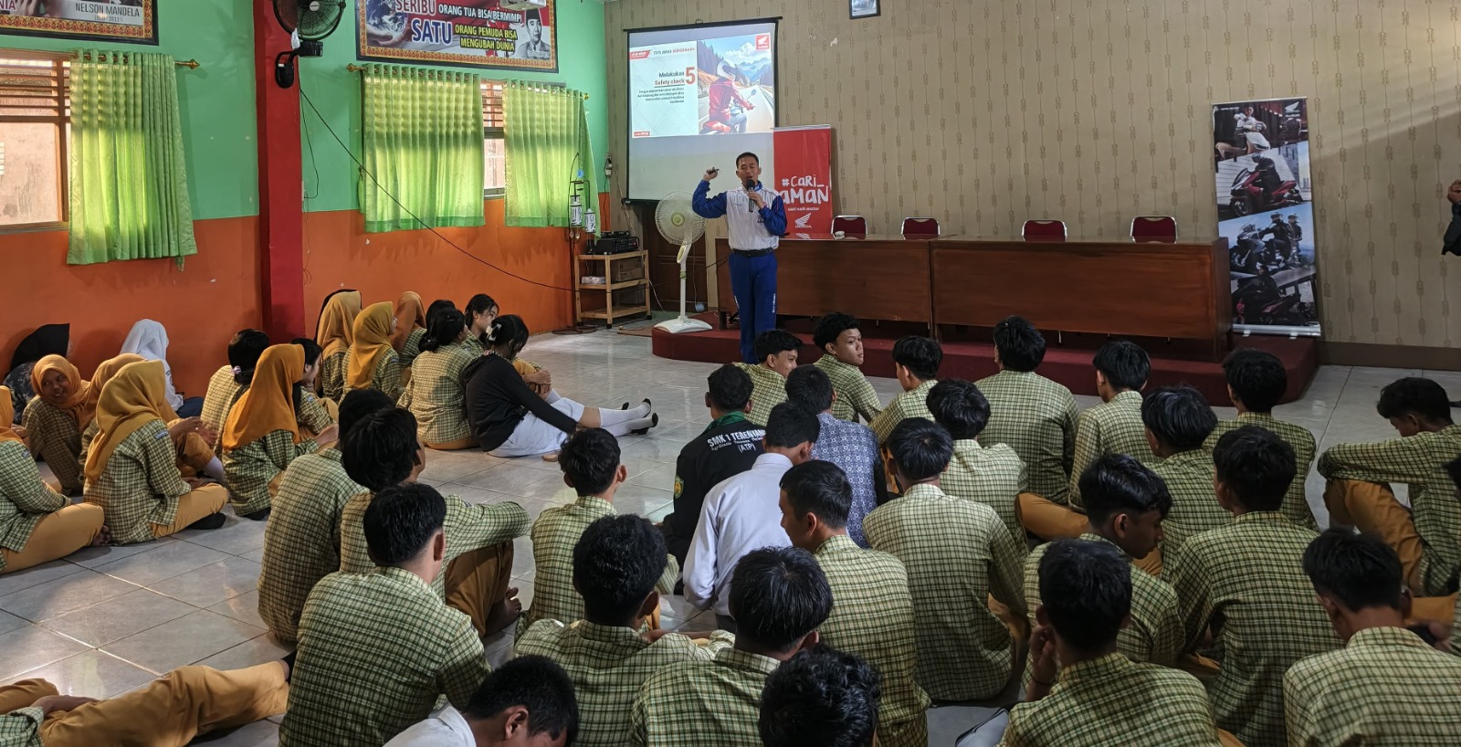 Instruktur Safety Riding Honda ajak siswa belajar teknik berkendara aman dan prediksi bahaya di jalan.
