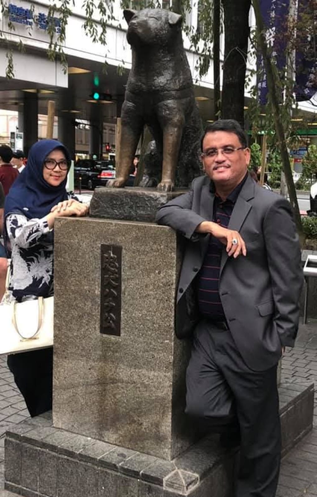 Thamrin Usman bersama istri saat di Tugu Hachiko, depan  Stasiun Shibuya, Tokyo, Jepang.