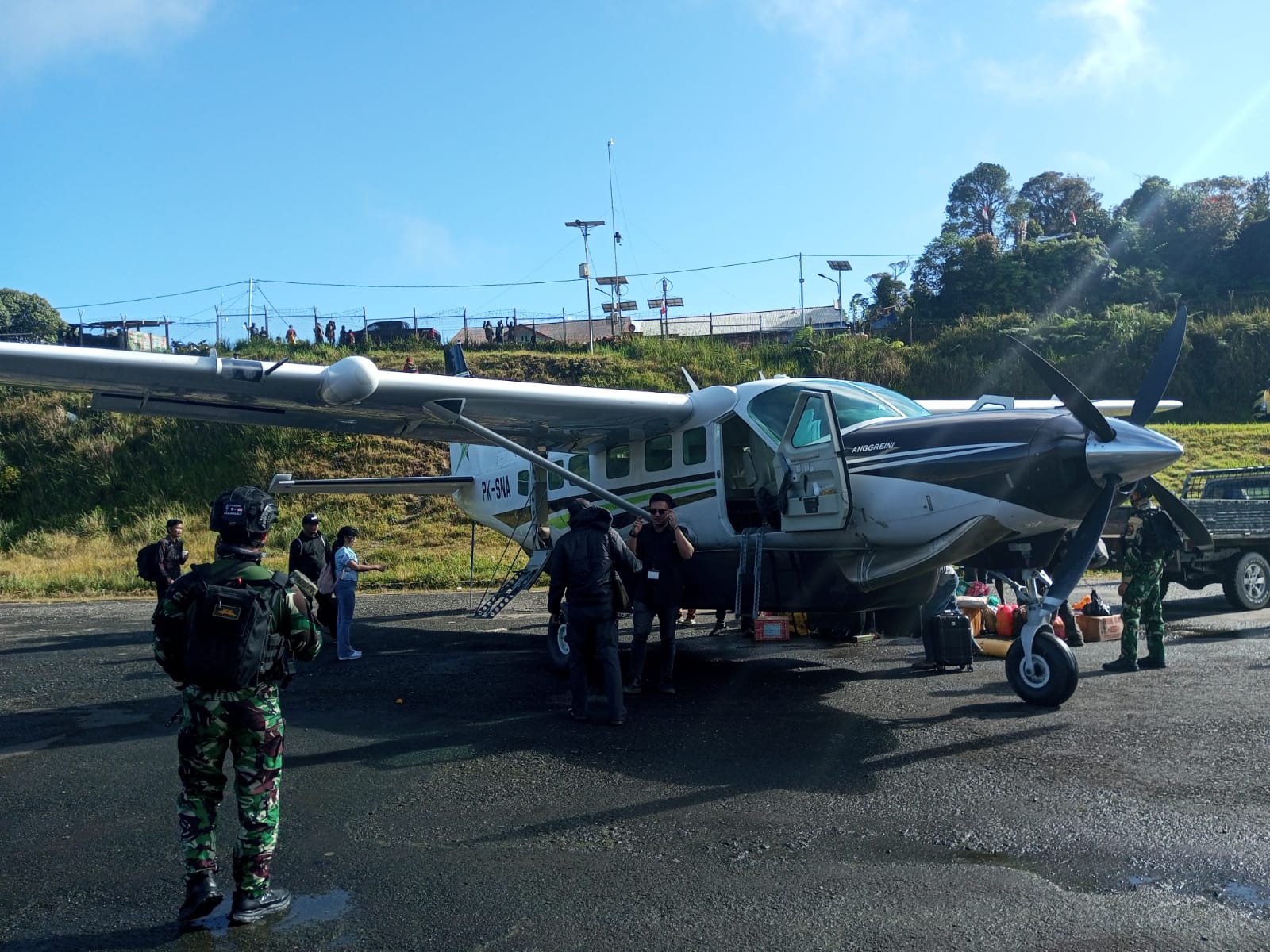 Satgas Korpasgat bersama aparat setempat memastikan distribusi logistik melalui Bandara Bilorai berjalan lancar.