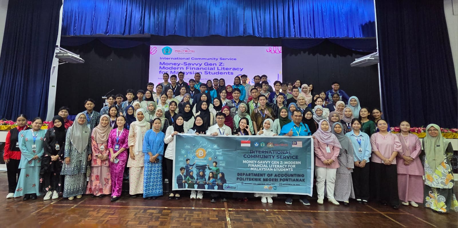 Tim PKM Internasional Dosen Politeknik Negeri Pontianak foto bersama dengan para peserta pada kegiatan yang bertajuk &lsquo;Money-Savvy Gen Z: Modern Financial Literacy for Malaysian Students&rsquo;