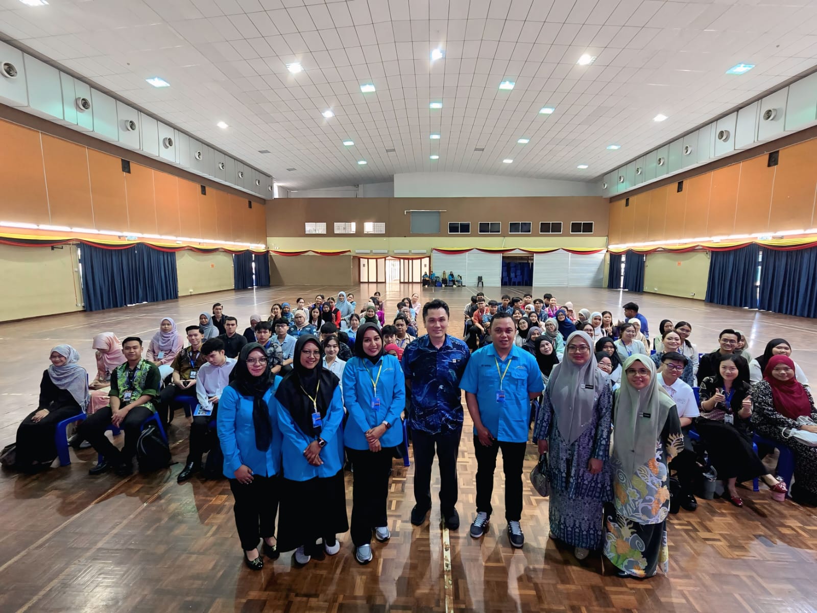 Suasana hangat PKM Internasional Polnep, wujud kolaborasi pendidikan lintas negara.