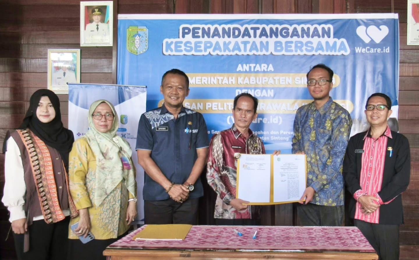 DIABADIKAN: Bupati Sintang Gregorius Herkulanus Bala bersama Direktur WeCare.id, Gigih Rezki Septianto, usai penandatanganan kerja sama percepatan penurunan stunting di Sintang.