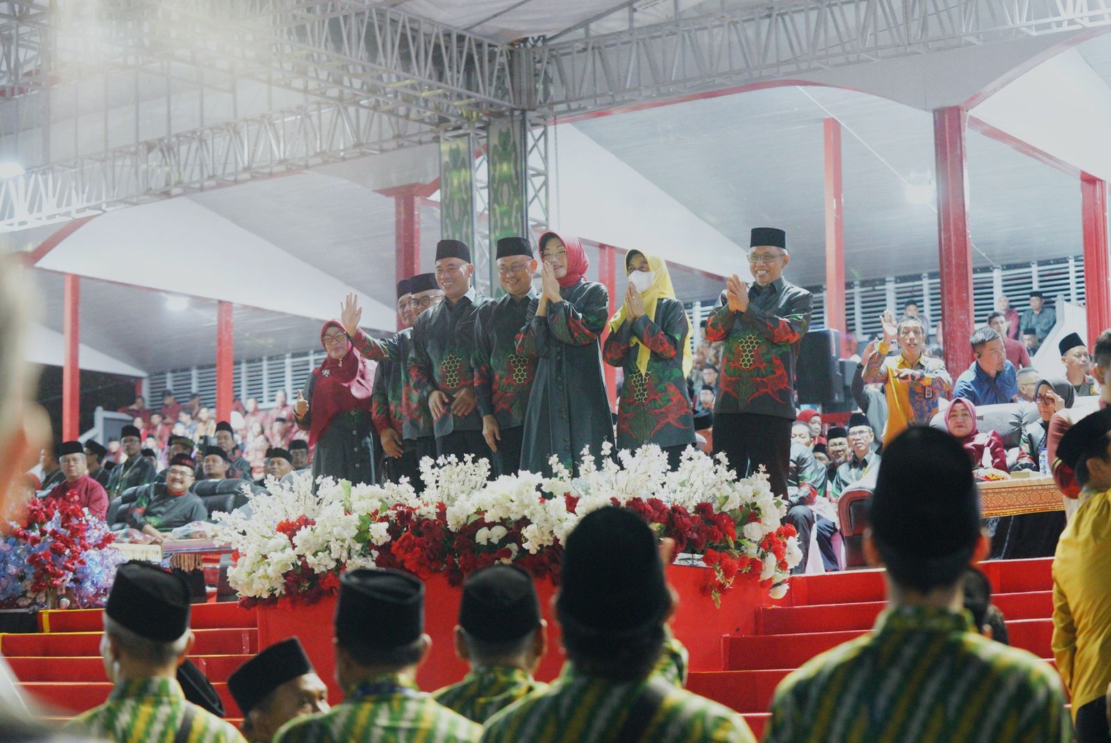 PARADE MTQ: Wali Kota Pontianak Edi Rusdi Kamtono melambaikan tangan kepada Kafilah Kota Pontianak saat parade pembukaan MTQ XXXIII Tingkat Provinsi Kalbar.
