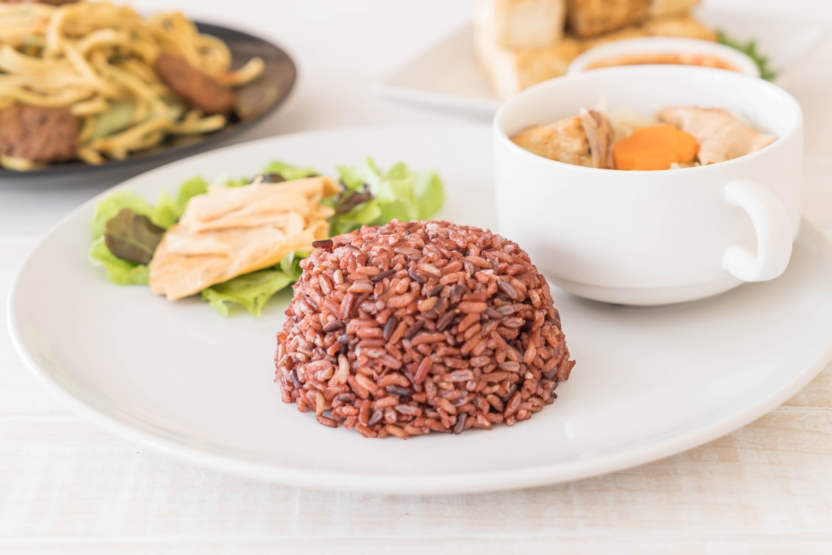 Ilustrasi nasi merah dengan menu seimbang untuk program diet.