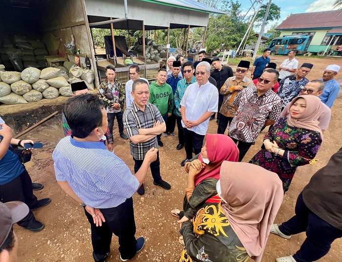 TINJAU: Gubernur Kalbar Ria Norsan didampingi sejumlah pejabat teras meninjau pabrik pengolahan kratom di Putussibau, Minggu (14/9).