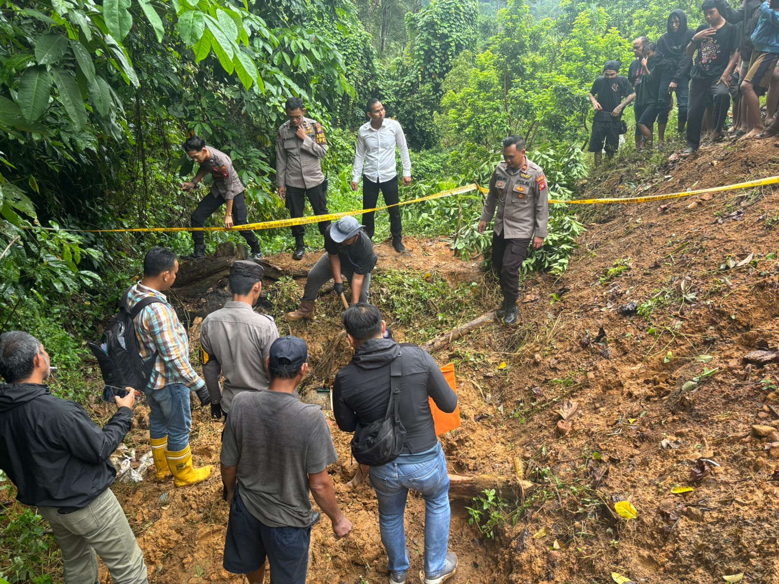 EVAKUASI: Pihak Polres Singkawang mengevakuasi jenazah yang terkubur di kebun milik salah satu warga di Singkawang Selatan, Sabtu (13/9) siang.