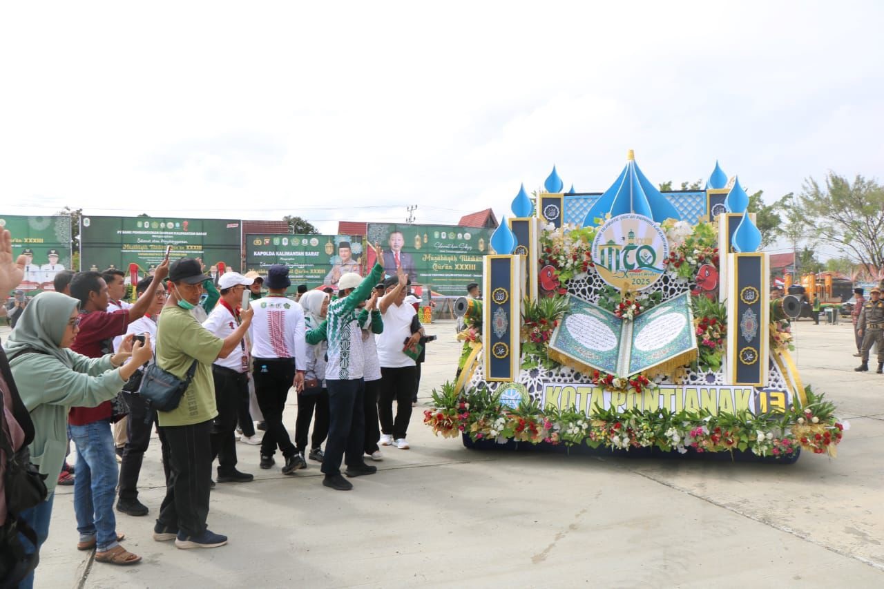 PAWAI: Kendaraan hias Kafilah Kota Pontianak saat mengikuti Pawai Ta&rsquo;aruf MTQ XXXIII Kalbar, di Putussibau, Minggu (14/9).