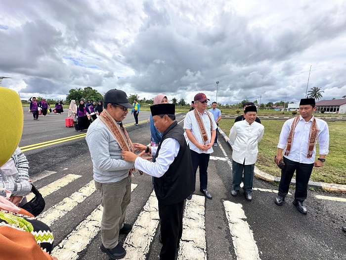 DISAMBUT: Sekda Ismail disambut saat tiba di Bandara Udara Pangsuma, bersama rombongan Kafilah MTQ Mempawah.