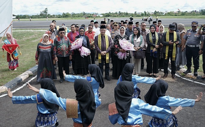 TIBA: Gubernur Kalimantan Barat Ria Norsan di dampingi beberapa kepala daerah tiba di Putusibau, untuk menghadiri pembukaan MTQ XXXIII, Minggu (14/9). Rombongan Gubernur Kalbar disambut tarian daerah.