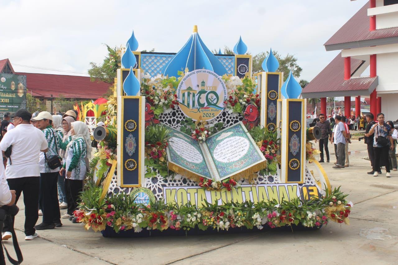 MOBIL HIAS: Salah satu mobil hias berbentuk masjid yang memeriahkan pawai ta&rsquo;aruf MTQ XXXIII di Kota Putussibau pada Minggu (13/9) pagi.