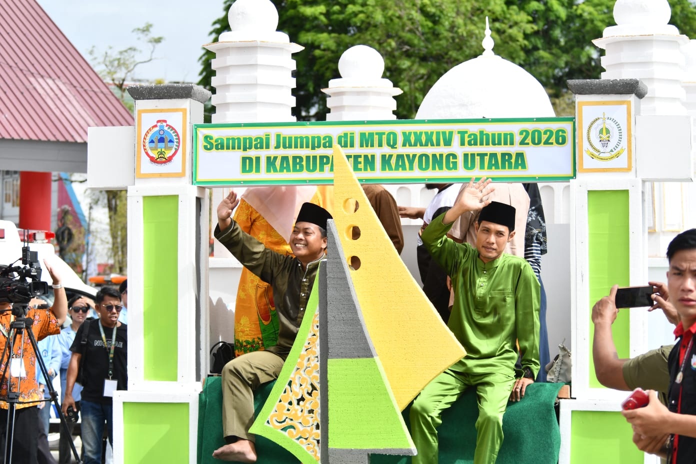MERIAH: Mobil hias bertema &ldquo;Masjid Oesman Al Hair&rdquo; dari kontingen Kayong Utara memukau penonton pada Pawai Ta&rsquo;aruf MTQ XXXIII di Putussibau.