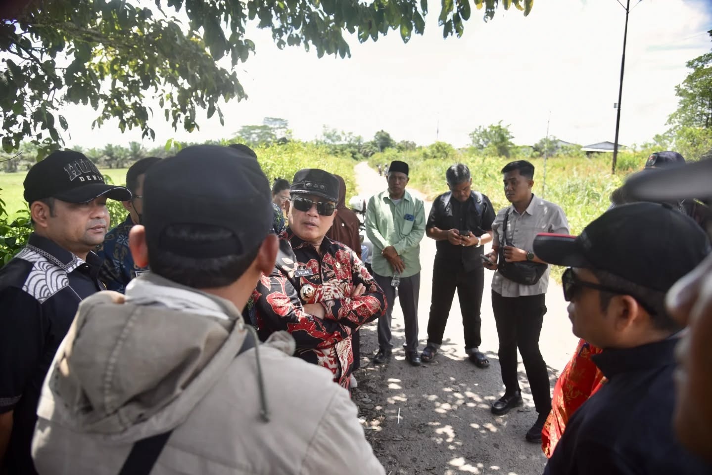 TINJAU: Bupati Kubu Raya, Sujiwo, berdiskusi dengan warga saat meninjau Pelabuhan Rasau Jaya&ndash;Pinang Luar.