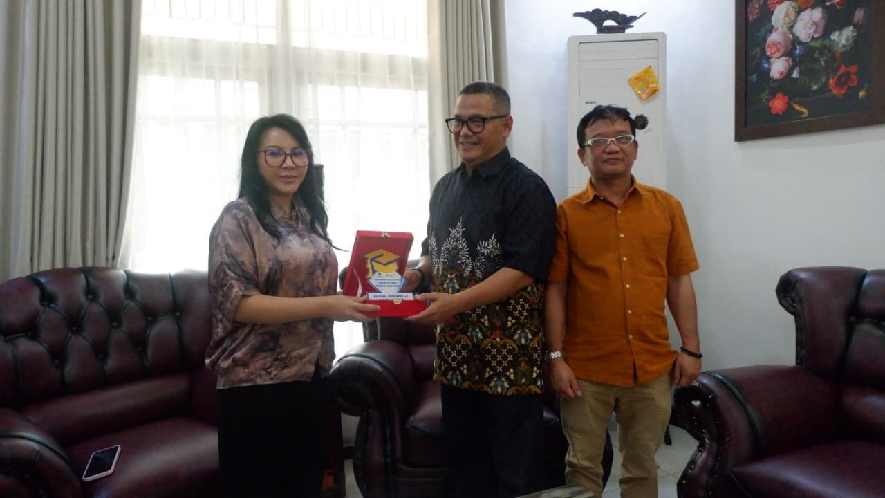 CINDERAMATA: Bupati Landak Karolin Margret Natasa menerima cinderamata dari Direktur UT Pontianak Romi Siswanto di Pendopo Bupati.
